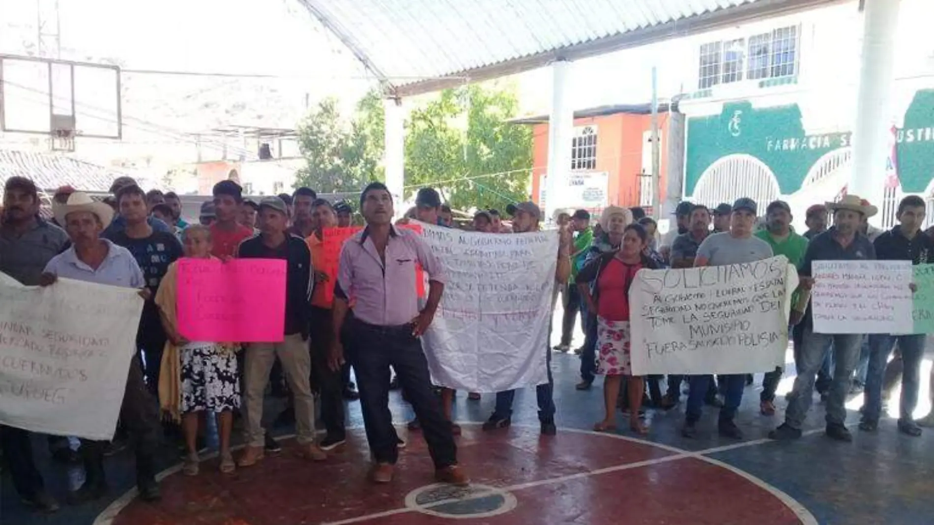 Policía comunitaria marcha en contra